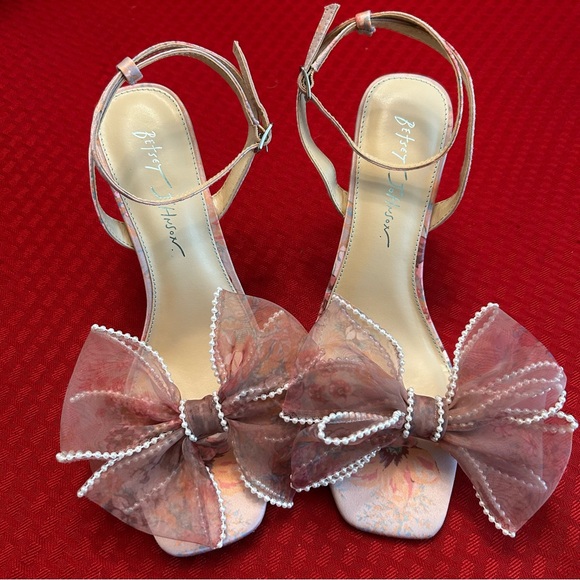 Betsey Johnson Shoes - Betsey Johnson EUC Women’s Size 10 Fawn Mesh Bow Floral Heeled Sandals Pumps